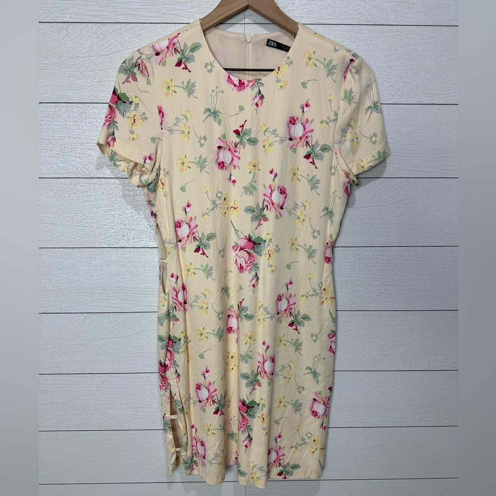 NWT Zara Cream Floral Dress Size Medium